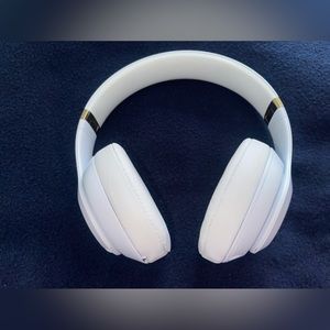 White beats, never worn, perfect condition with case and charging wire.